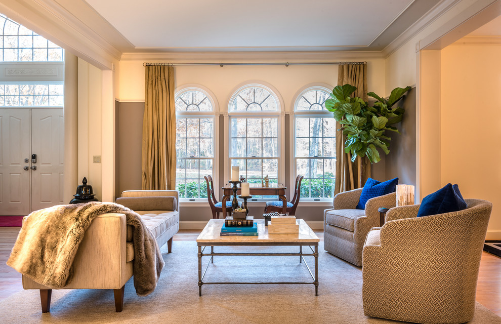 Ispirazione per un grande soggiorno tradizionale aperto con pareti beige, parquet chiaro e sala formale