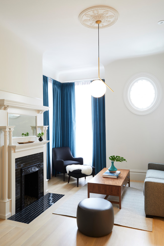 Imagen de salón clásico renovado sin televisor con paredes blancas, suelo de madera en tonos medios y suelo beige