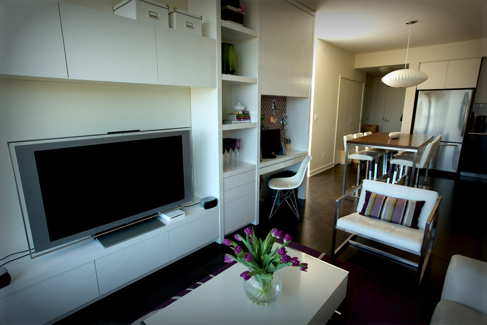 Ispirazione per un soggiorno moderno di medie dimensioni e aperto con pareti bianche, parquet scuro e parete attrezzata