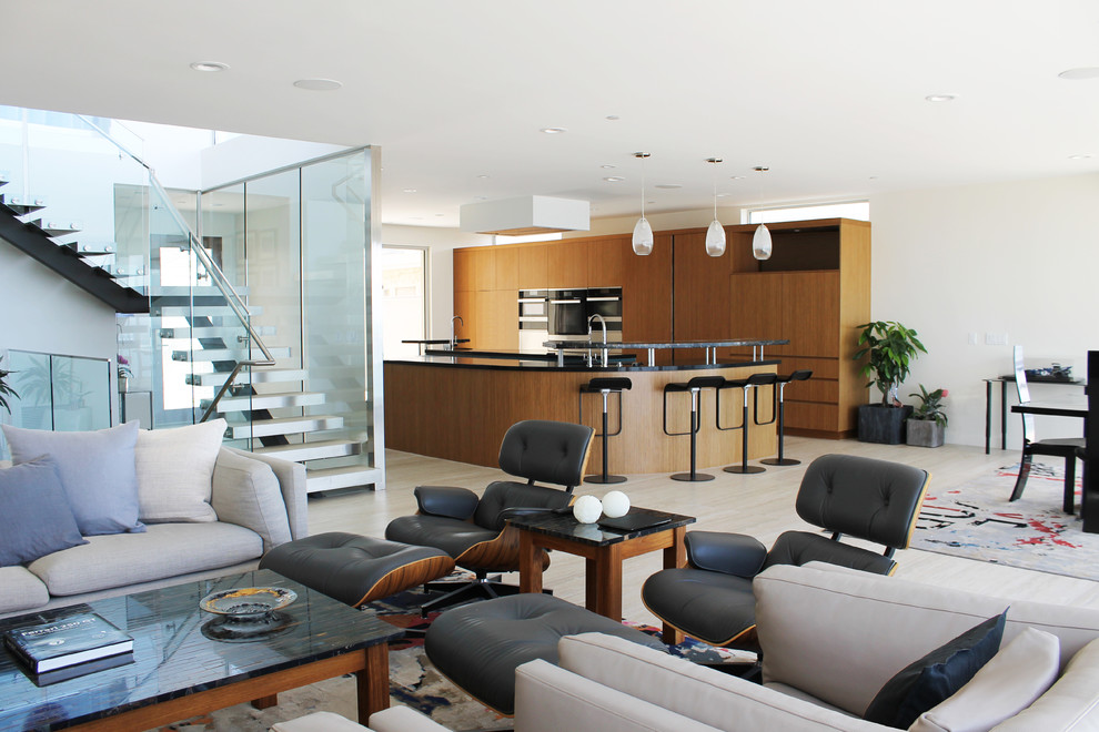 Foto di un ampio soggiorno moderno aperto con pareti bianche, pavimento in travertino, TV a parete e pavimento beige