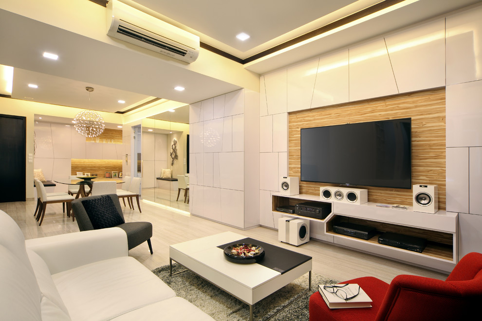 Foto på ett litet funkis vardagsrum, med marmorgolv och en väggmonterad TV