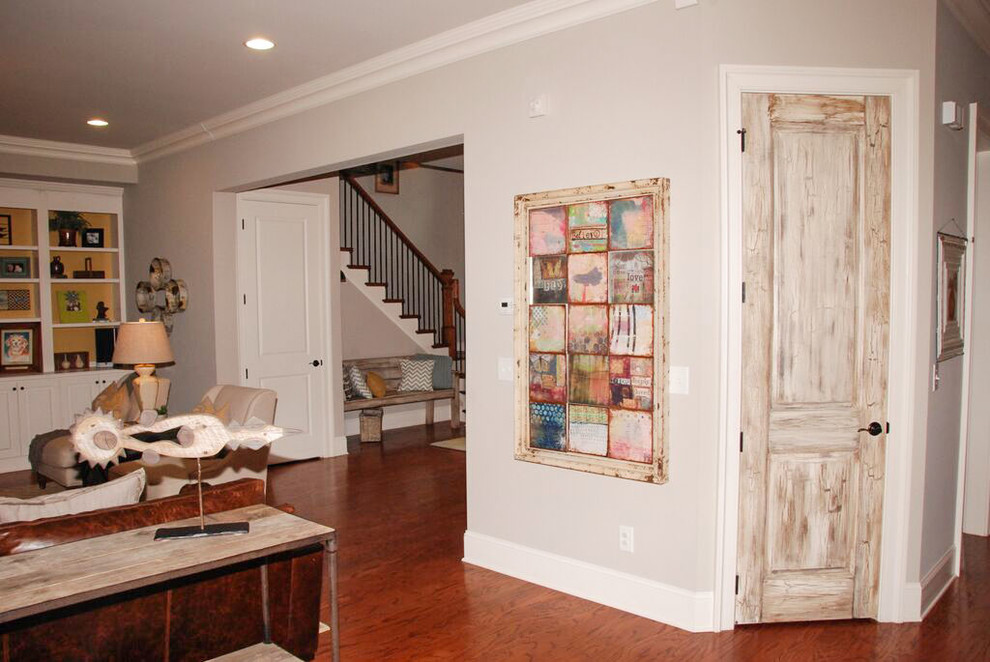 Foto de salón abierto de estilo de casa de campo de tamaño medio con paredes grises y suelo de madera en tonos medios