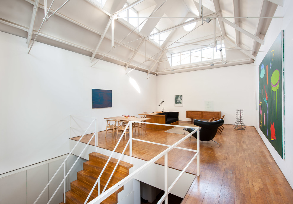 Fernseherloses Modernes Wohnzimmer ohne Kamin, im Loft-Stil mit weißer Wandfarbe und braunem Holzboden in London