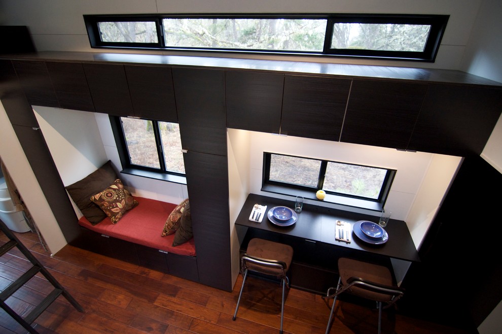 Стильный дизайн: маленькая гостиная комната в стиле модернизм с белыми стенами и паркетным полом среднего тона для на участке и в саду - последний тренд