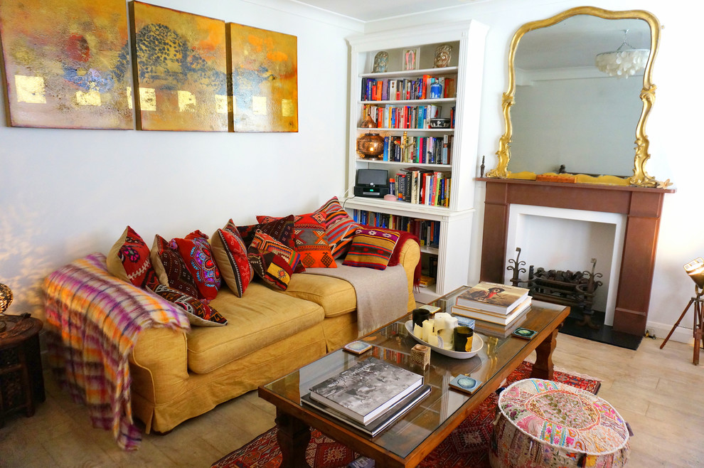 Mittelgroßes, Abgetrenntes Eklektisches Wohnzimmer mit weißer Wandfarbe, hellem Holzboden und Kamin in London