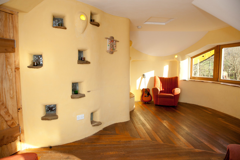 Пример оригинального дизайна: гостиная комната в стиле фьюжн с бежевыми стенами и паркетным полом среднего тона