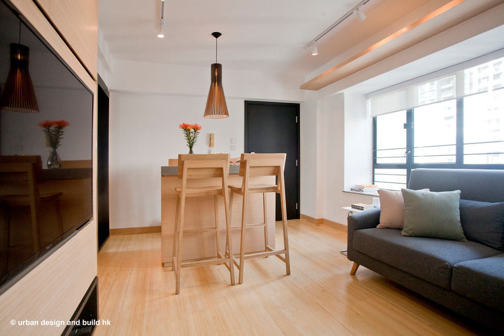 Стильный дизайн: открытая гостиная комната среднего размера в стиле модернизм с полом из бамбука и мультимедийным центром - последний тренд