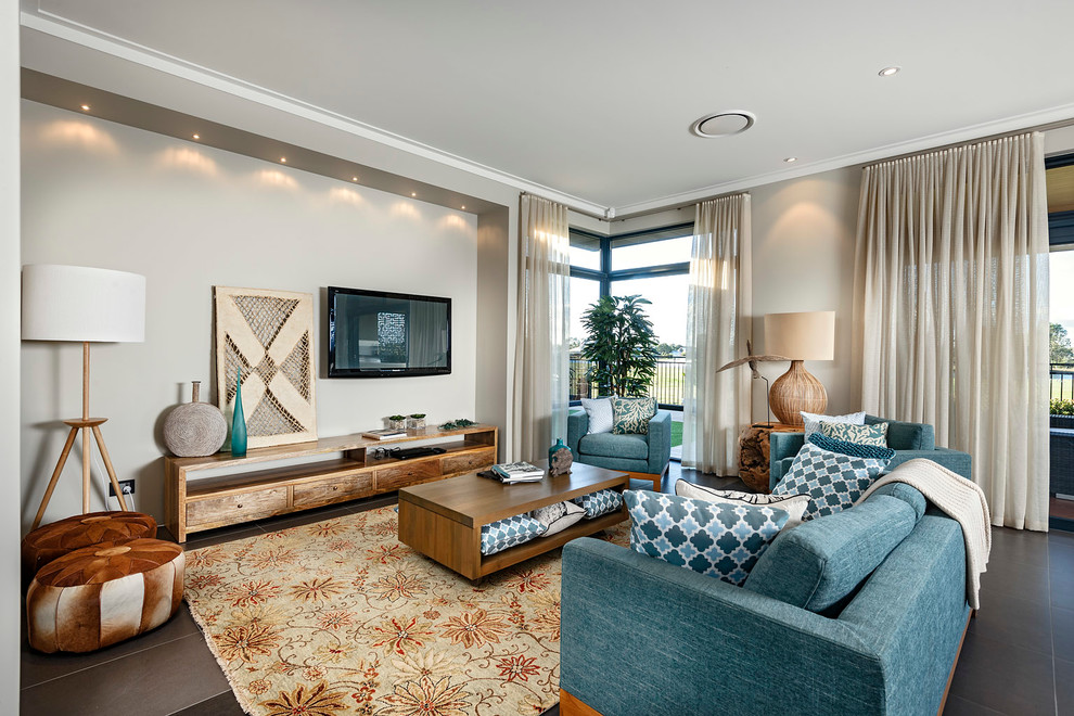 На фото: открытая гостиная комната среднего размера в стиле модернизм с серыми стенами и телевизором на стене с
