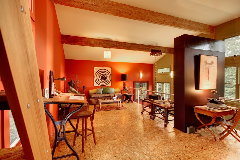 Mittelgroßes Modernes Wohnzimmer im Loft-Stil, ohne Kamin mit Sperrholzboden, oranger Wandfarbe, freistehendem TV und beigem Boden in Detroit