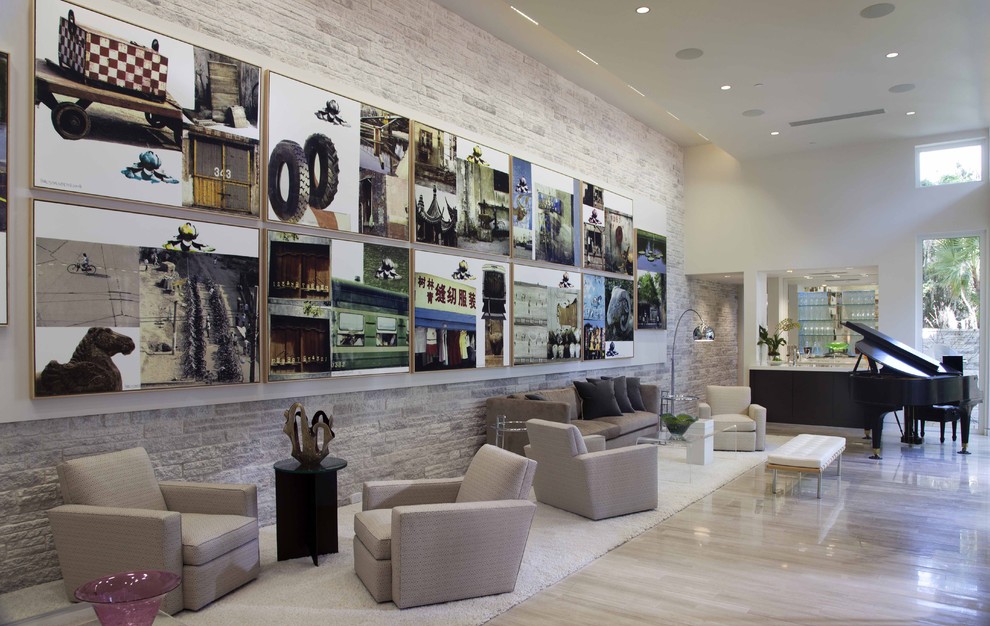 Modernes Wohnzimmer mit weißer Wandfarbe, Kalkstein, Hausbar und Steinwänden in Orlando