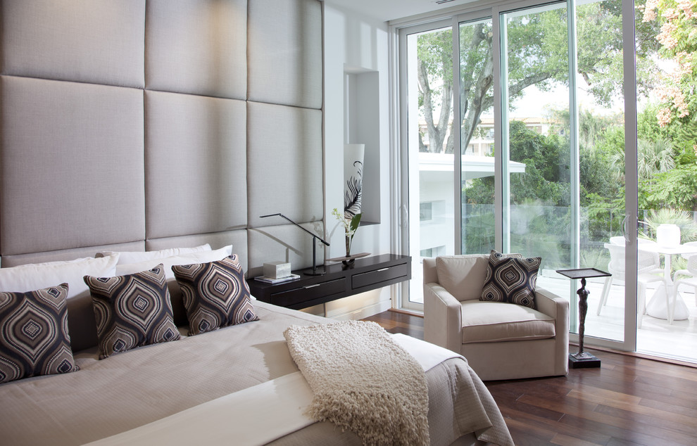 Modernes Schlafzimmer mit weißer Wandfarbe in Orlando