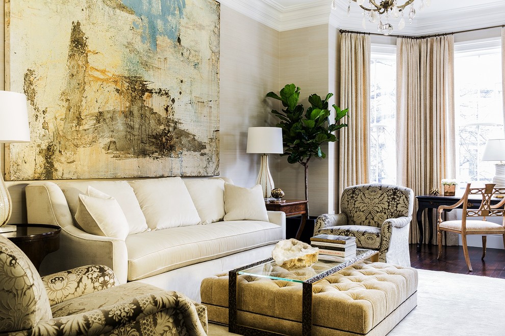 Ispirazione per un soggiorno tradizionale con pareti beige, parquet scuro e pavimento marrone