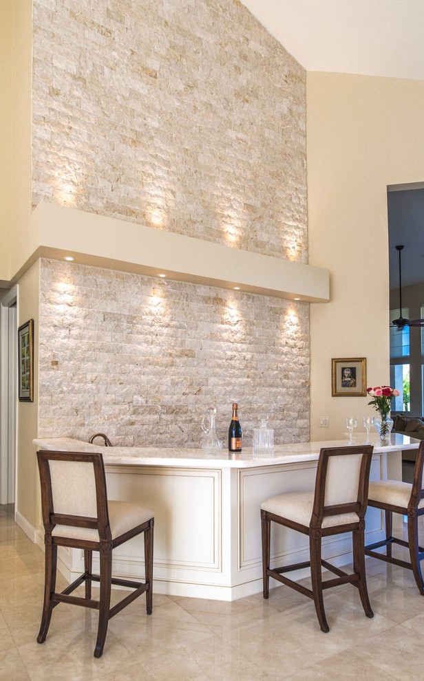 Foto de salón con barra de bar abierto tradicional grande con paredes beige y suelo de mármol