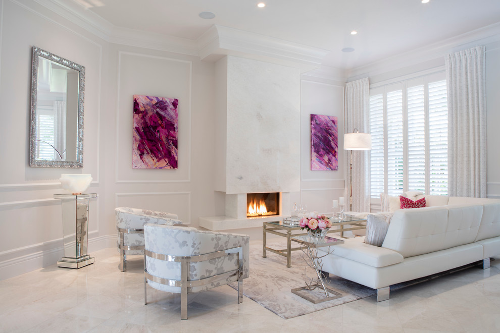 Großes, Repräsentatives, Offenes Modernes Wohnzimmer mit Marmorboden, weißer Wandfarbe, Gaskamin und Kaminumrandung aus Stein in Miami