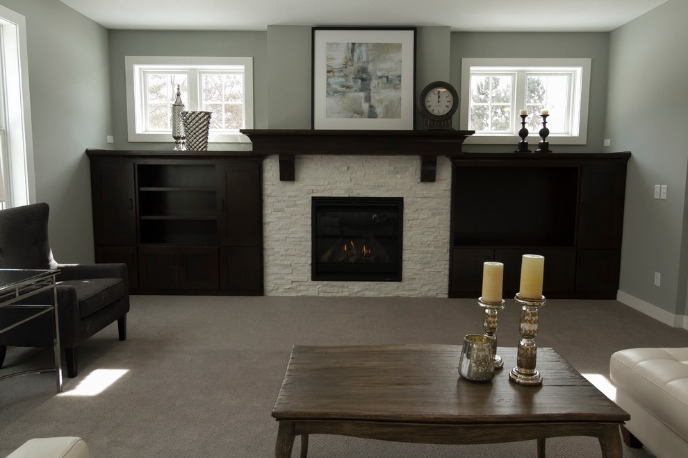 Cette image montre un salon traditionnel de taille moyenne et ouvert avec une salle de réception, un mur gris, moquette, une cheminée standard, un manteau de cheminée en carrelage et aucun téléviseur.