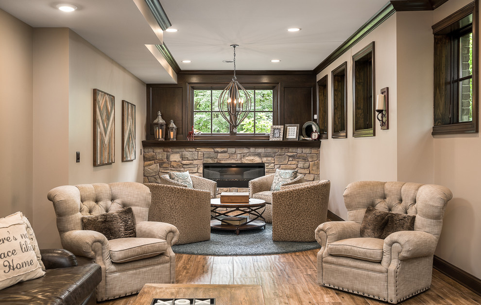 Mittelgroßes, Abgetrenntes Klassisches Wohnzimmer mit braunem Holzboden, Kamin und gefliester Kaminumrandung in Chicago