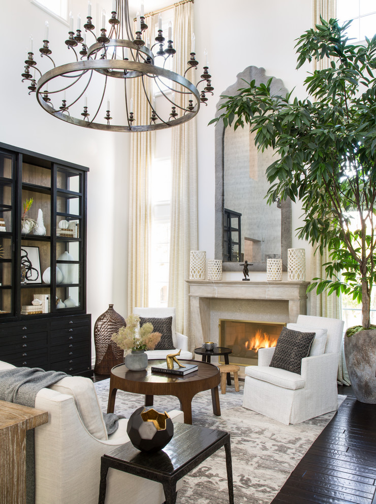 Свежая идея для дизайна: гостиная комната в стиле неоклассика (современная классика) с белыми стенами, темным паркетным полом, стандартным камином и коричневым полом - отличное фото интерьера