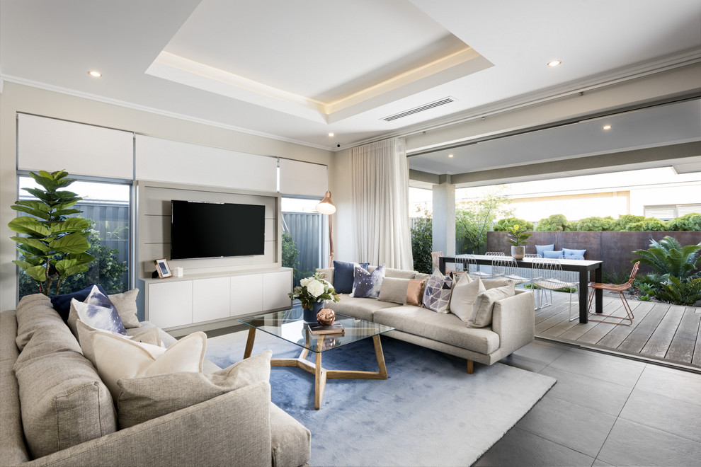 Modernes Wohnzimmer mit beiger Wandfarbe und TV-Wand in Perth