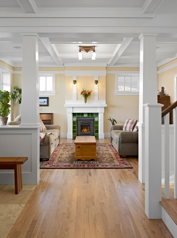 Idee per un soggiorno stile americano di medie dimensioni con pareti gialle, parquet chiaro e tappeto