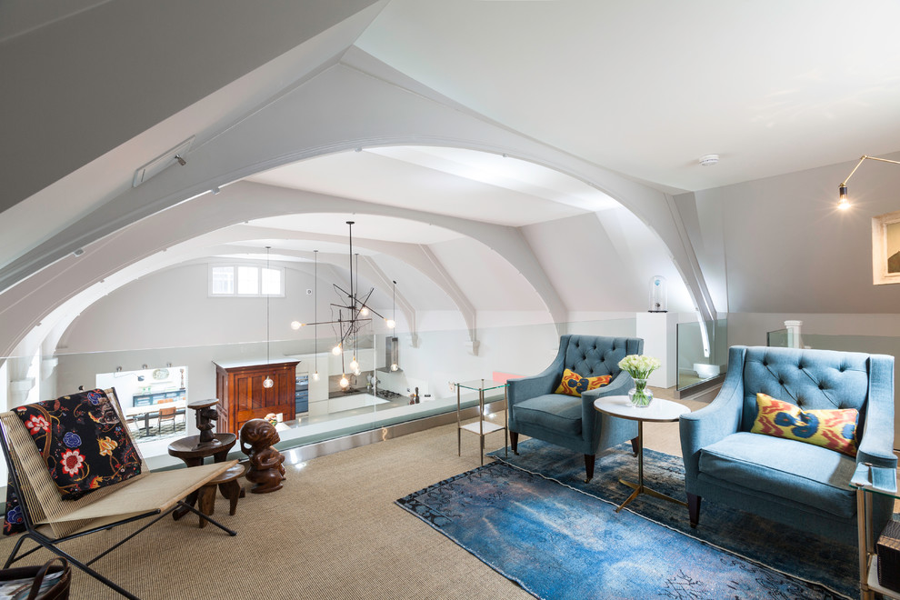 Immagine di un grande soggiorno minimal stile loft con pareti bianche e moquette