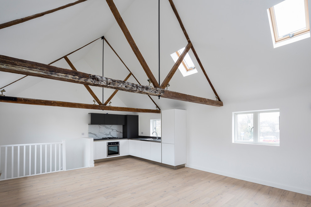 Idee per un grande soggiorno minimal aperto con pareti bianche e pavimento in legno massello medio