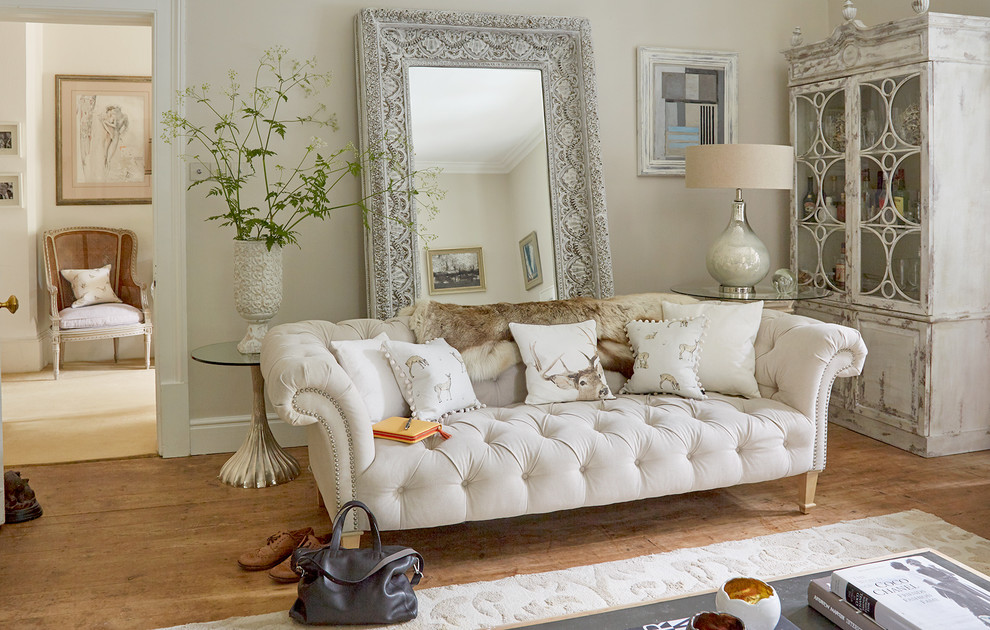 Imagen de salón sin chimenea y televisor con paredes beige y suelo de madera clara