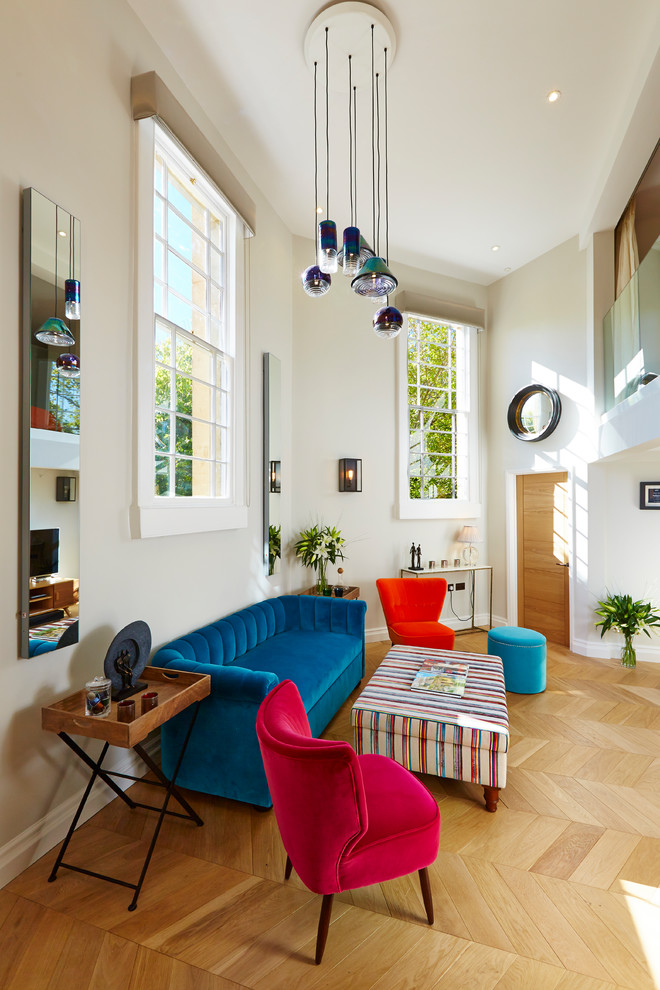 Стильный дизайн: гостиная комната в стиле неоклассика (современная классика) с бежевыми стенами, паркетным полом среднего тона и коричневым полом - последний тренд