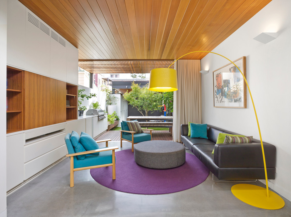 Repräsentatives, Offenes Modernes Wohnzimmer mit weißer Wandfarbe, Betonboden und verstecktem TV in Sydney