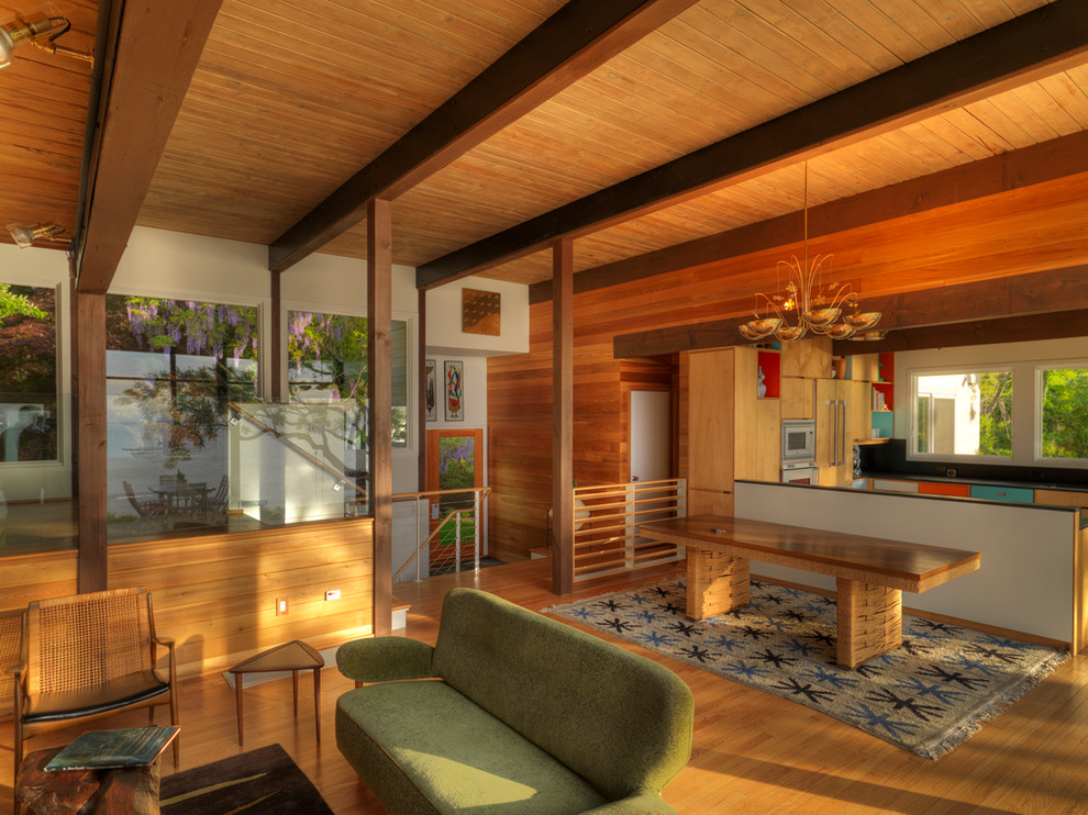 Fernseherloses, Offenes Mid-Century Wohnzimmer mit braunem Holzboden in New York