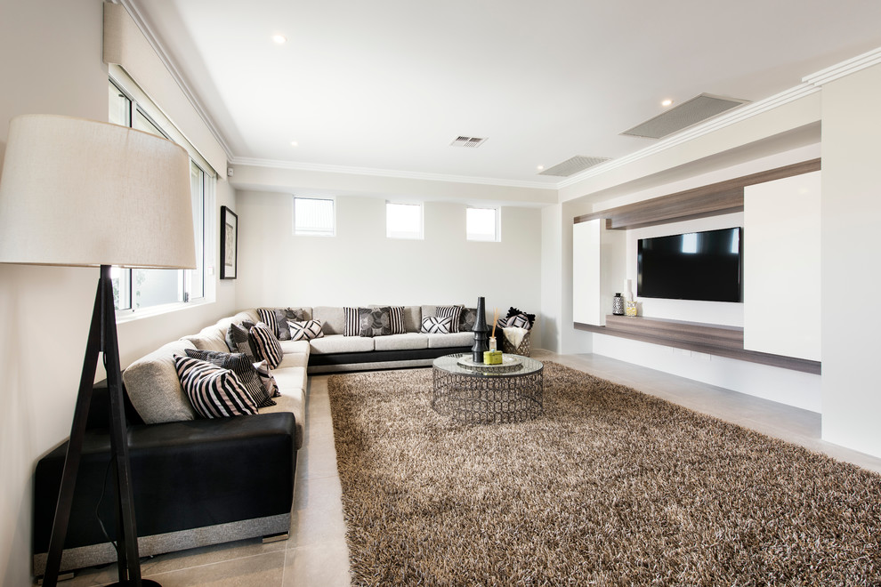 Modern inredning av ett vardagsrum, med vita väggar och en väggmonterad TV