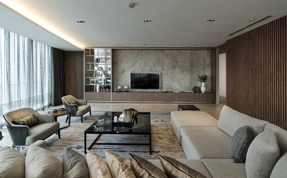 Modernes Wohnzimmer mit brauner Wandfarbe, TV-Wand und grauem Boden in Sonstige