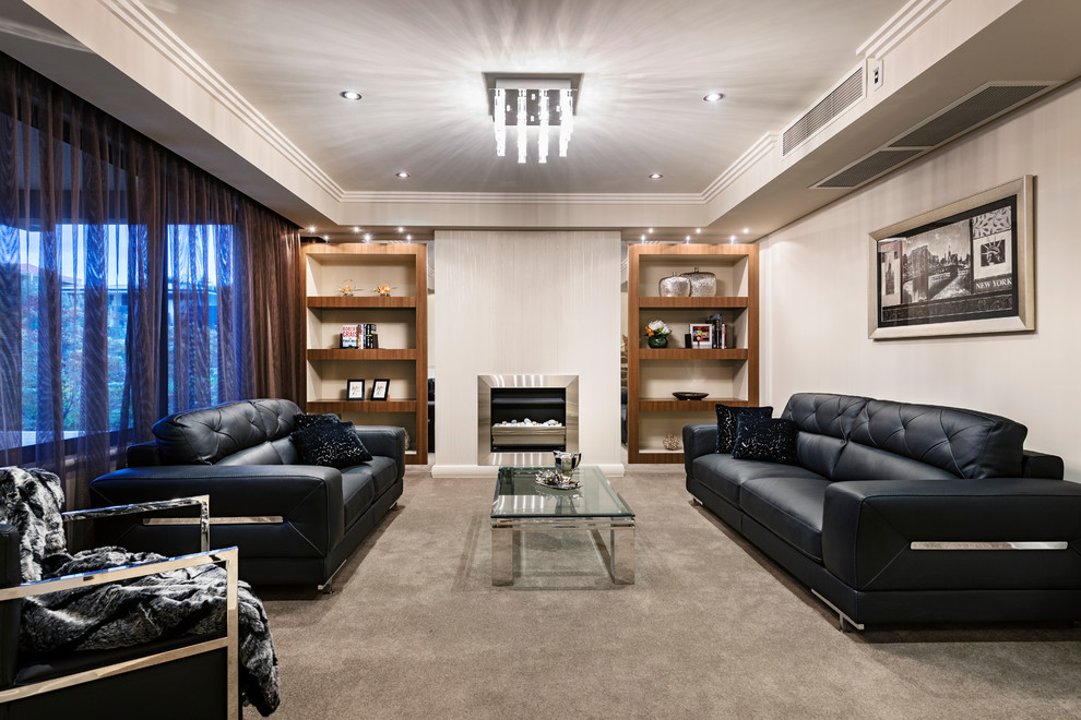 На фото: гостиная комната в современном стиле с бежевыми стенами, ковровым покрытием и стандартным камином