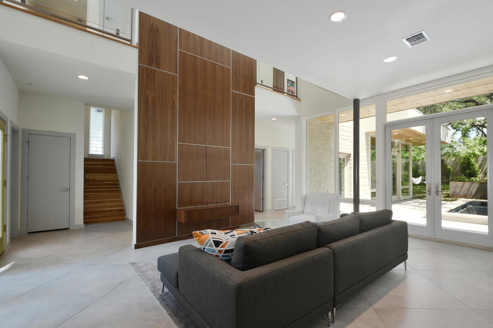 Immagine di un soggiorno minimalista di medie dimensioni e aperto con sala formale, pareti bianche, pavimento in gres porcellanato e TV nascosta