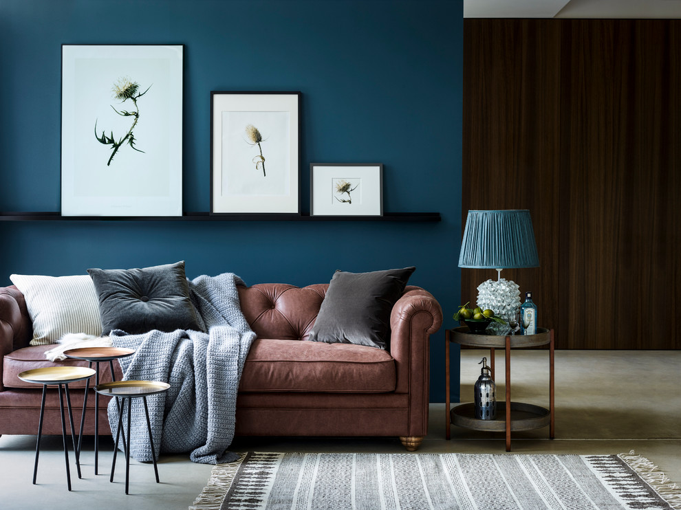 На фото: гостиная комната среднего размера в современном стиле с синими стенами и бетонным полом без камина, телевизора