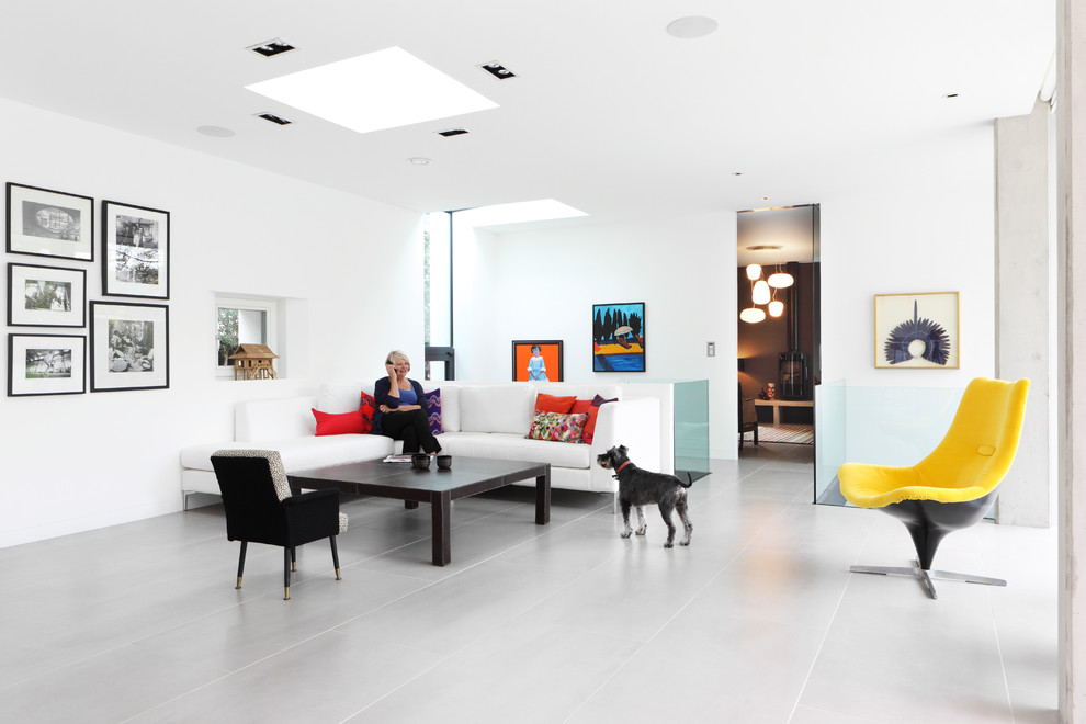 Mittelgroßes, Offenes Modernes Wohnzimmer mit weißer Wandfarbe und Porzellan-Bodenfliesen in London