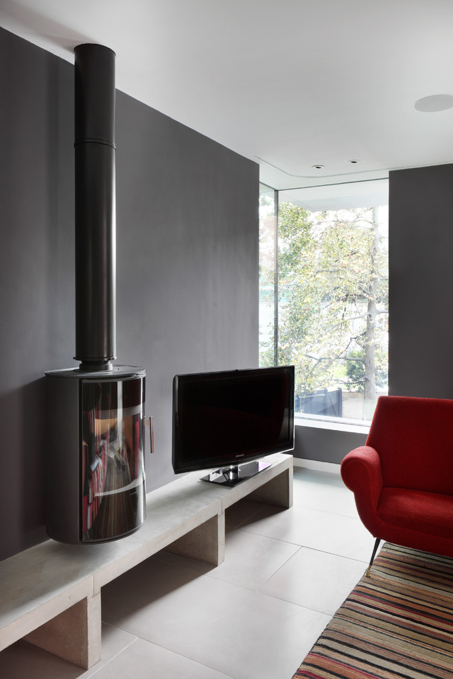 Inspiration för mellanstora moderna separata vardagsrum, med grå väggar, klinkergolv i porslin, en hängande öppen spis och en fristående TV