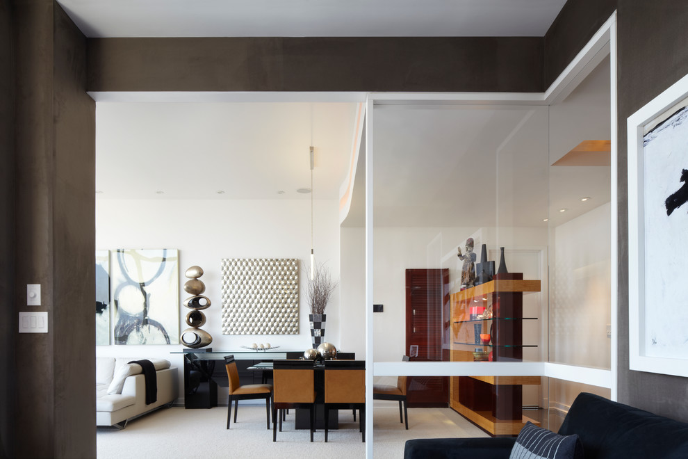 Источник вдохновения для домашнего уюта: открытая гостиная комната среднего размера в современном стиле с белыми стенами, ковровым покрытием и белым полом без камина, телевизора