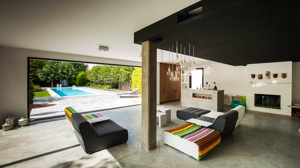 Источник вдохновения для домашнего уюта: большая гостиная комната в современном стиле с домашним баром, белыми стенами и бетонным полом