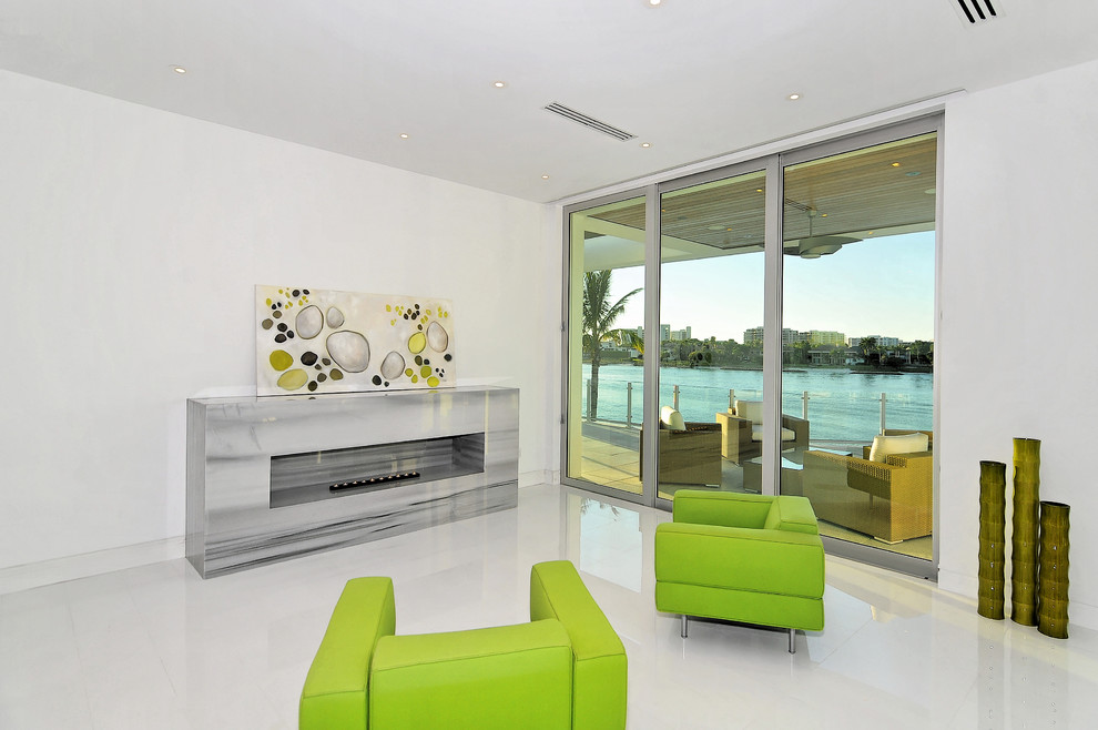 Mittelgroßes, Offenes Modernes Wohnzimmer mit weißer Wandfarbe und Kaminumrandung aus Stein in Tampa