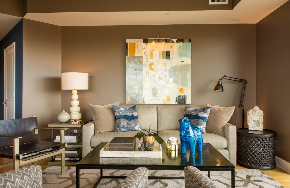 Offenes, Großes, Repräsentatives, Fernseherloses Klassisches Wohnzimmer ohne Kamin mit beiger Wandfarbe, hellem Holzboden und beigem Boden in Denver