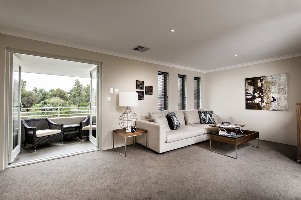 Immagine di un soggiorno contemporaneo aperto con pareti beige e moquette