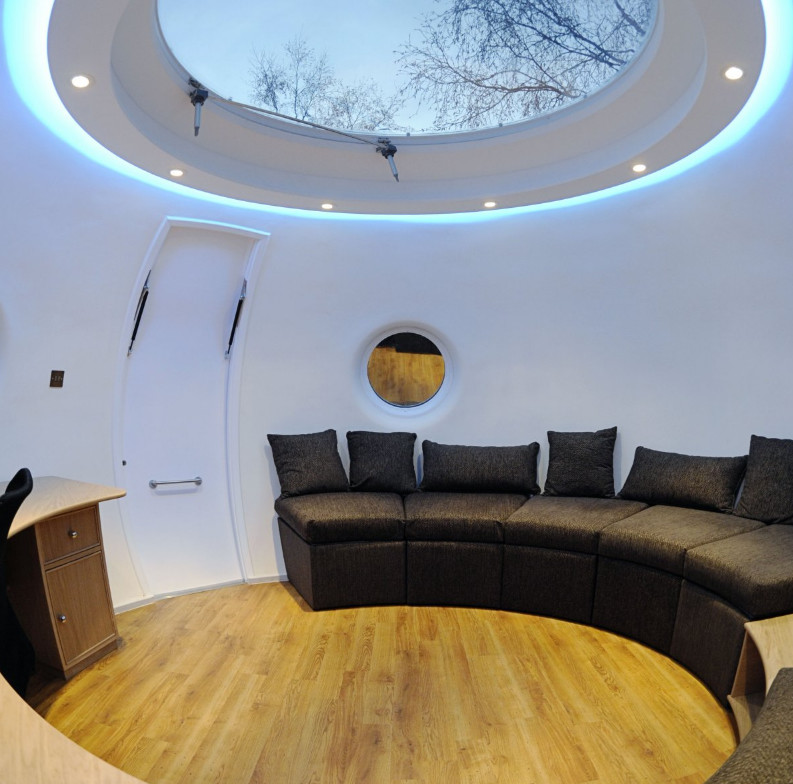 Ejemplo de salón tipo loft actual de tamaño medio con paredes blancas y suelo de madera clara