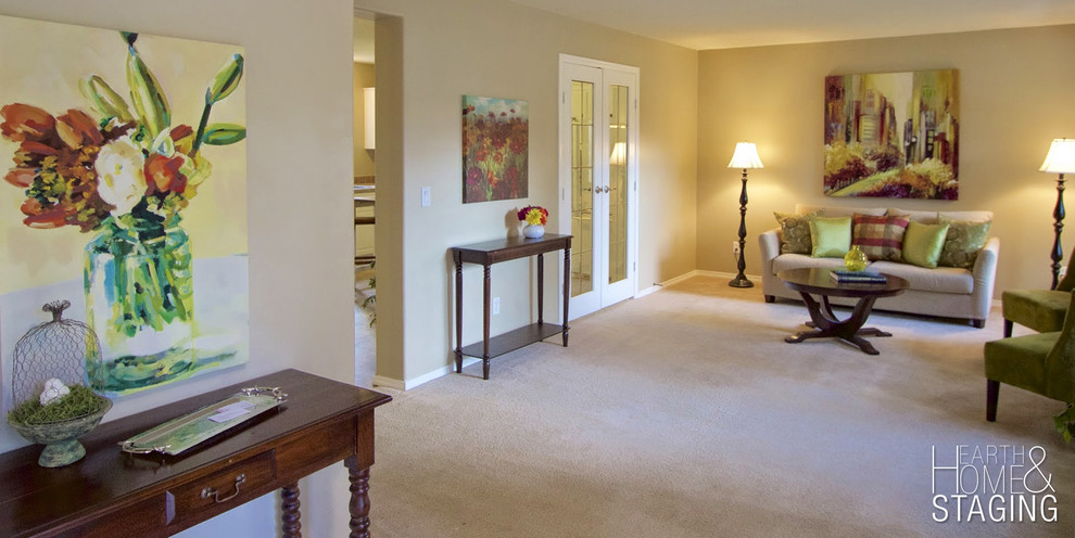 Пример оригинального дизайна: открытая гостиная комната в классическом стиле с бежевыми стенами без телевизора
