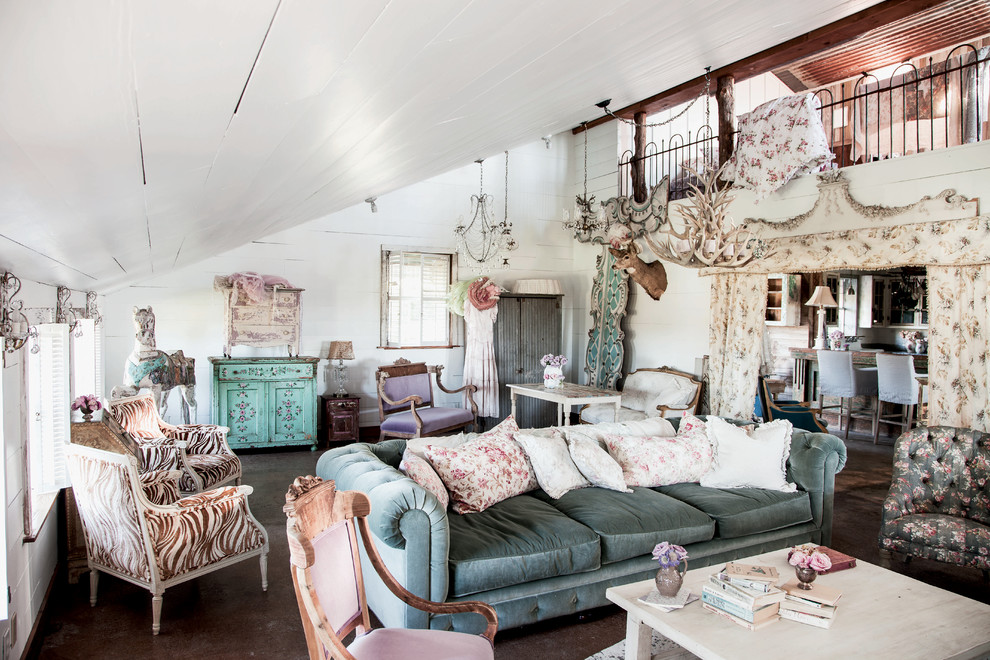 Example of a cottage chic living room design in Los Angeles