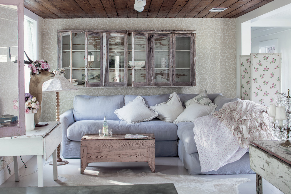 Свежая идея для дизайна: изолированная гостиная комната в стиле шебби-шик с бежевыми стенами - отличное фото интерьера