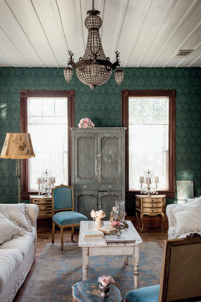 Идея дизайна: изолированная гостиная комната в стиле шебби-шик с зелеными стенами