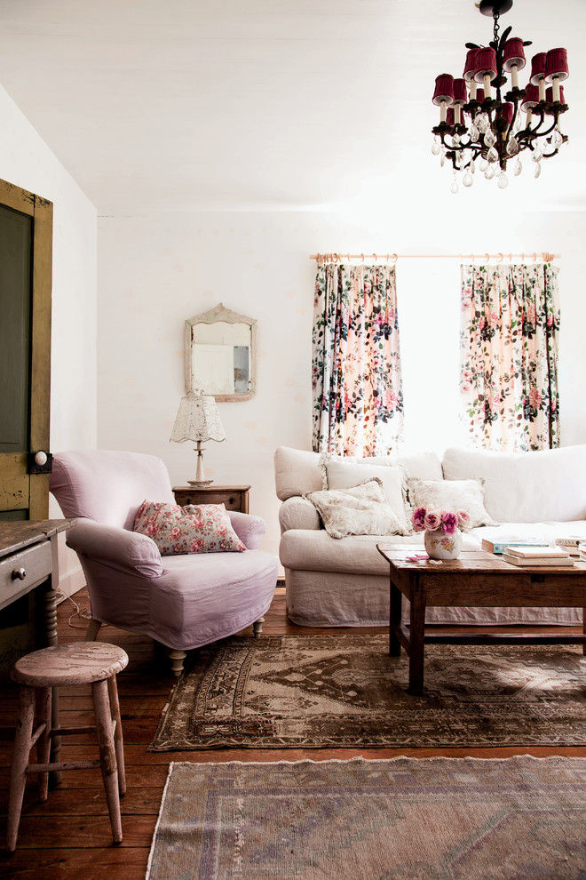 Bild på ett shabby chic-inspirerat separat vardagsrum, med vita väggar och mellanmörkt trägolv