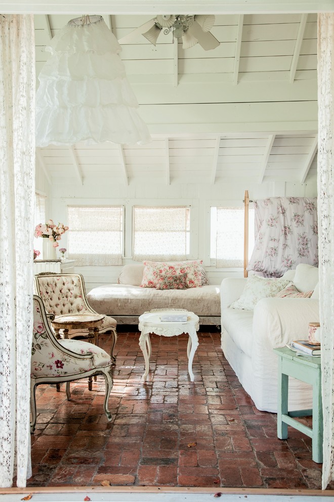 Foto de salón cerrado romántico con paredes blancas y suelo de ladrillo