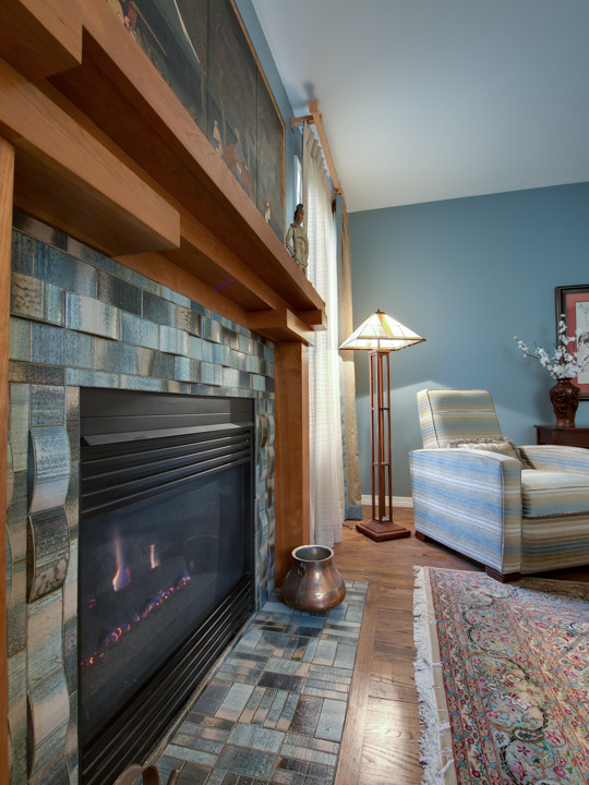 Exempel på ett mellanstort klassiskt separat vardagsrum, med ett finrum, blå väggar, mellanmörkt trägolv, en standard öppen spis och en spiselkrans i trä