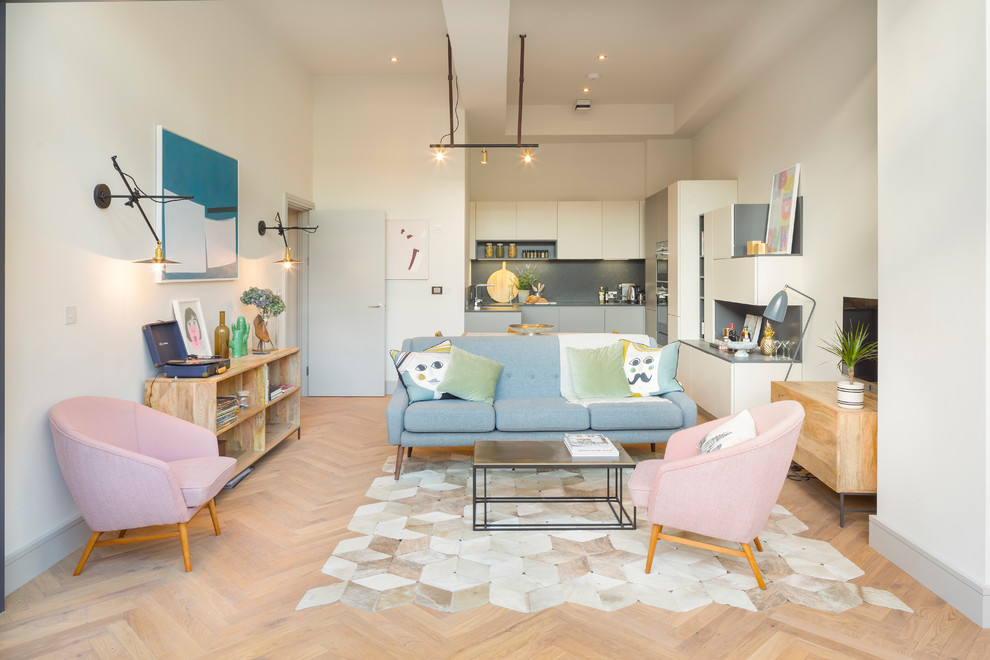 Cette photo montre un salon tendance ouvert avec une salle de réception, un mur blanc, parquet clair, un téléviseur indépendant et un sol beige.